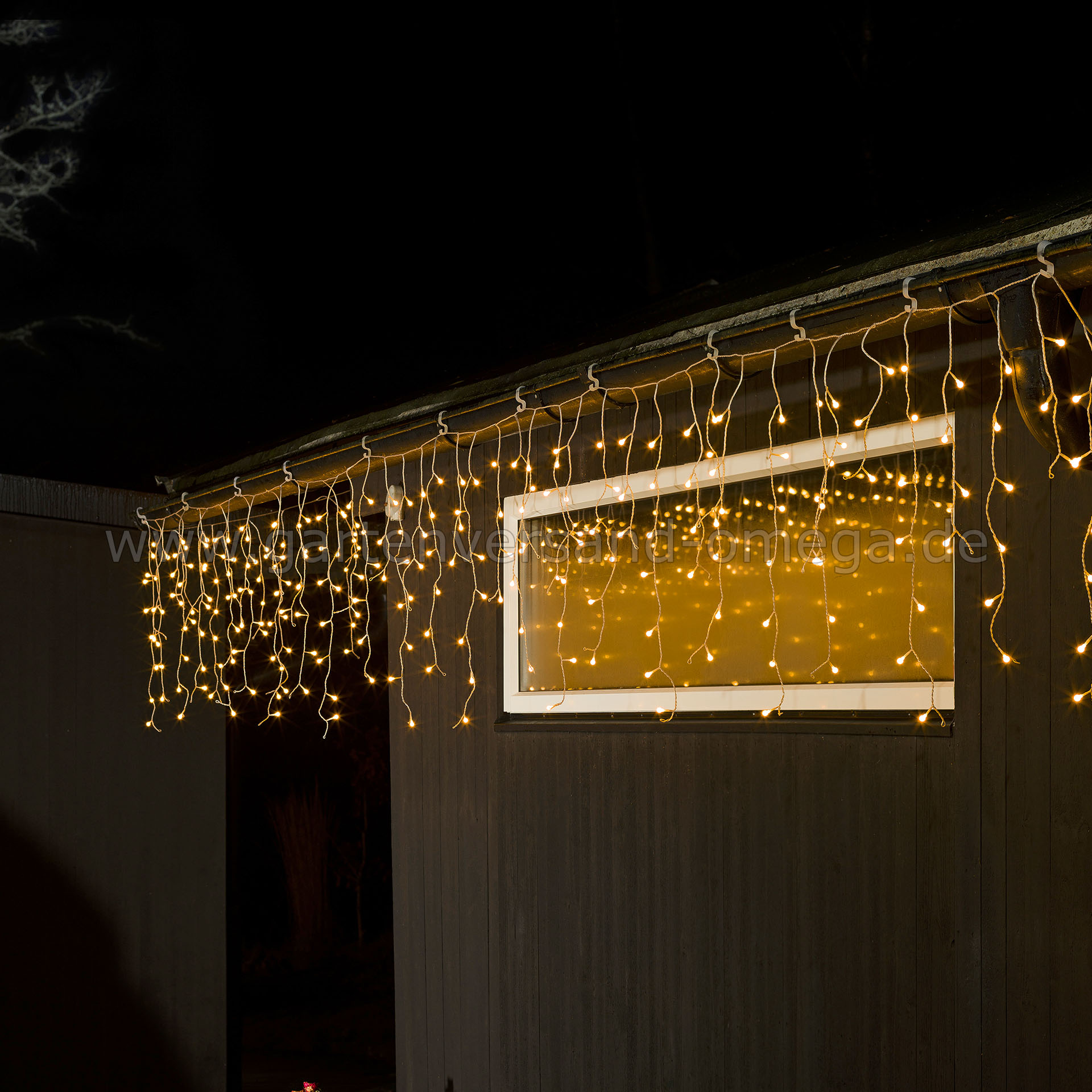 Anwendungsbeispiel als Dachrinnenlichterkette - LED Eisregen-Lichtervorhang mit Globes Bernsteinfarben