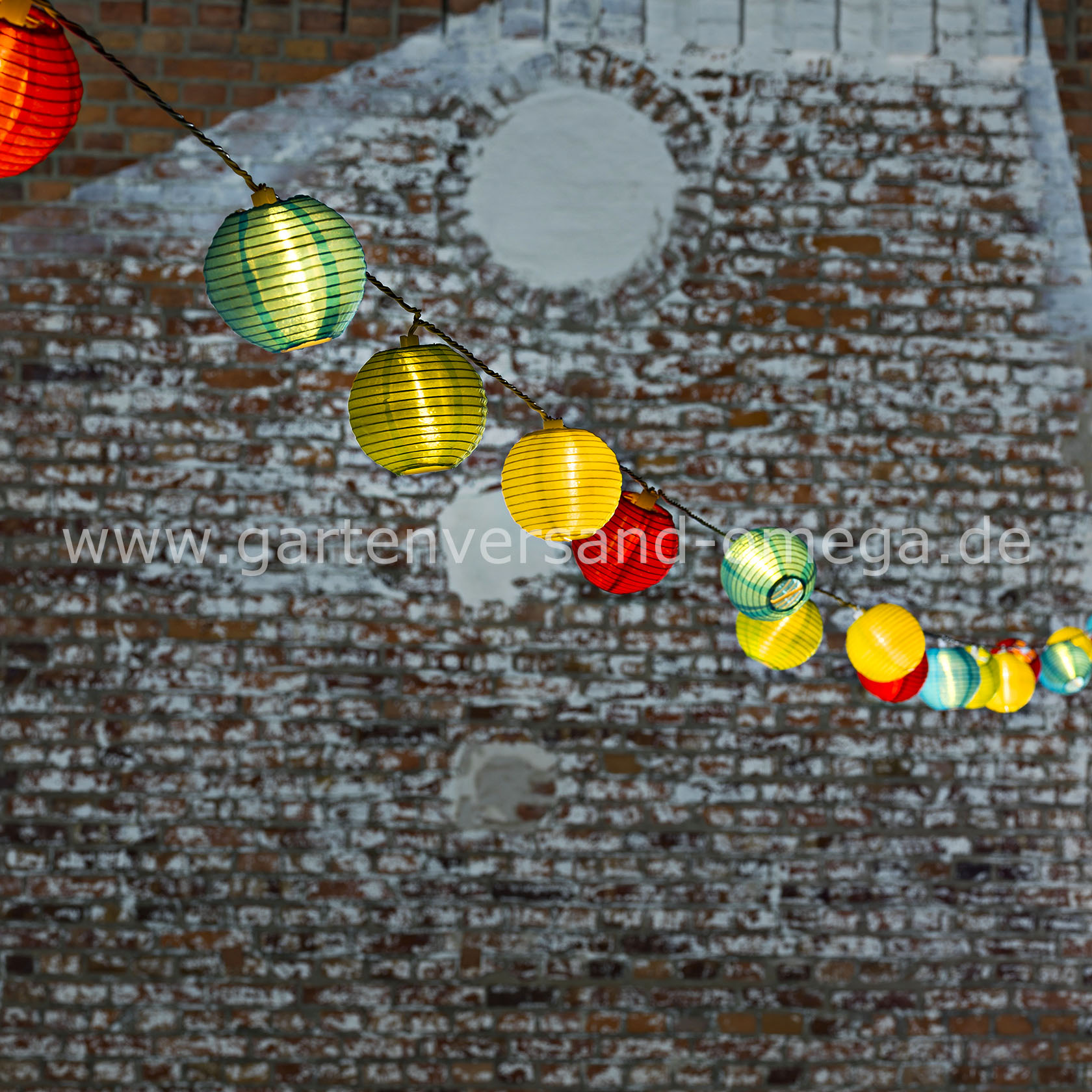 LED Dekolichterkette bunte Kugeln im Einsatz