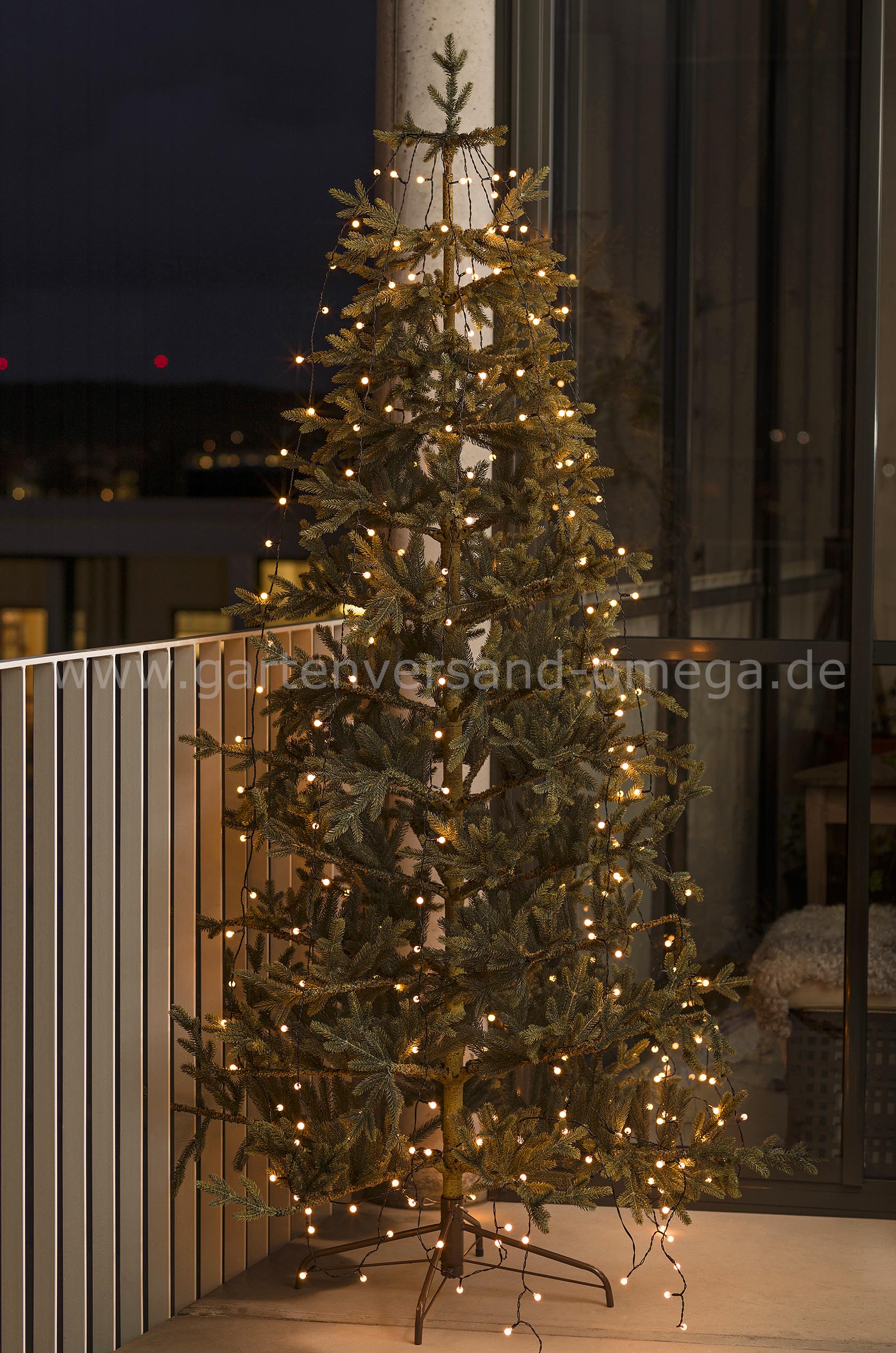 Anwendungsbeispiel LED Baummantel-Lichterkette für Außen mit Globes